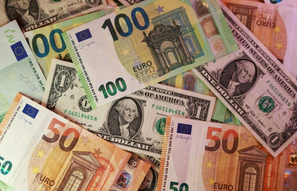 Euro Falls As France Debt Worries Grow