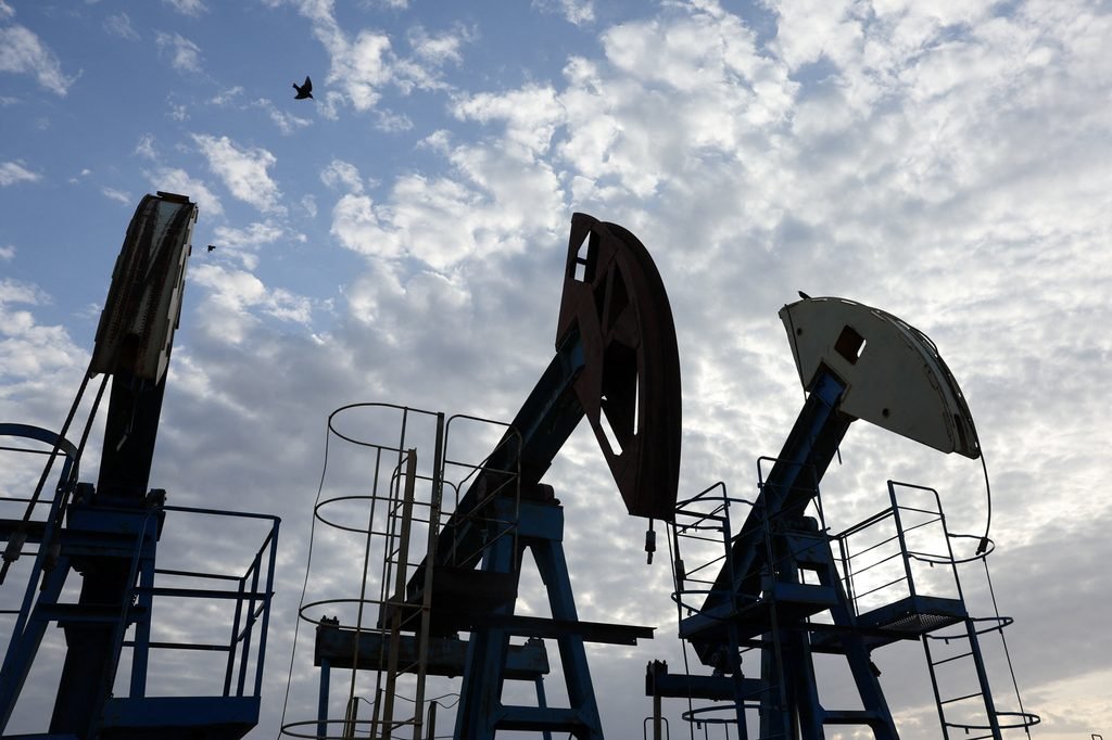 Oil Prices Climb as Middle East Risks Intensify Oil Prices Climb as Middle East Risks Intensify